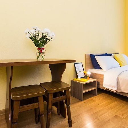 Modern 2Br Apartment In Central Лвив Екстериор снимка